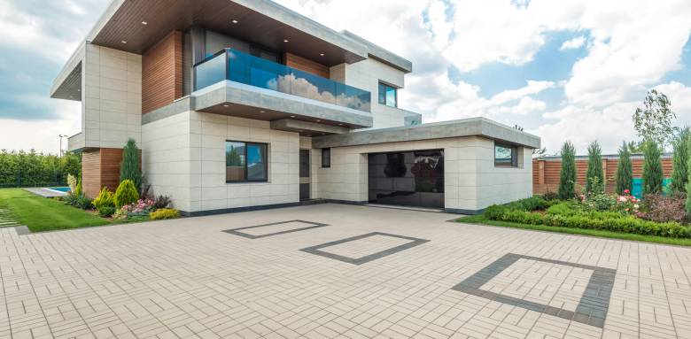 Maison moderne avec garage attenant