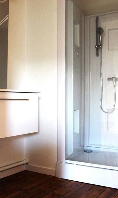 Installation cabinet de douche et meuble vasque sous combles