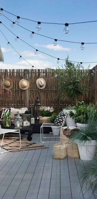 Terrasse aménage avec décoration sur brise-vue