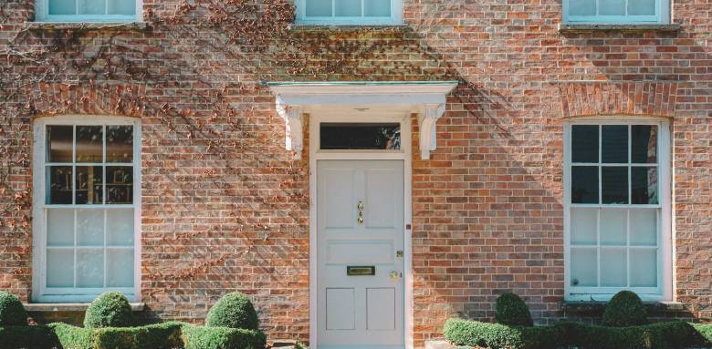 Les matériaux adaptés pour une porte d'entrée La Maison Des Travaux Ales