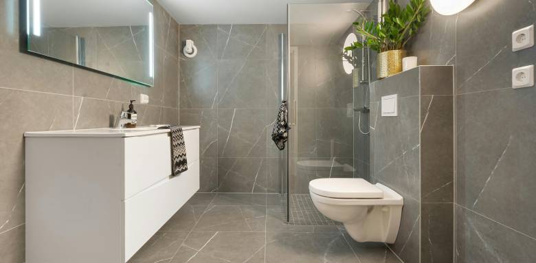 Revêtement sol salle de bain La Maison Des Travaux Nîmes