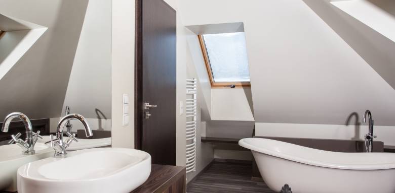 Aménager une salle de bains sous combles à Tours.