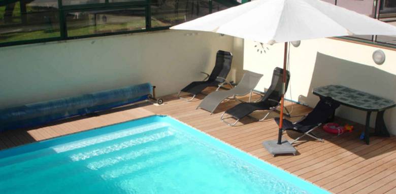 Aménagement d'abords de piscine avec du mobilier extérieur - Nantes 44