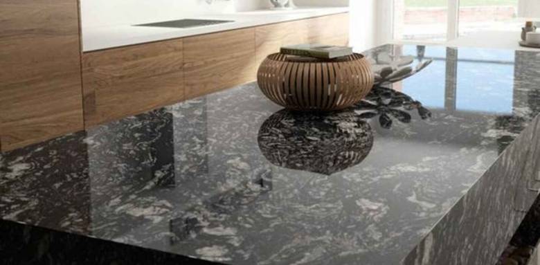 Plan de cuisine en granit brillant