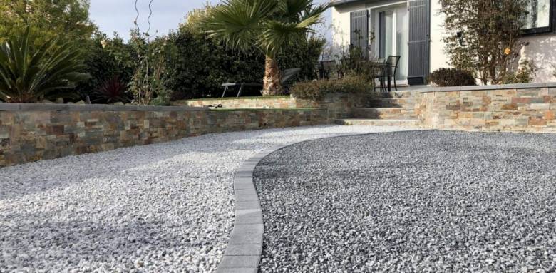 Allée de jardin gravier deux tons borduré pavée