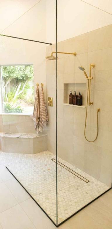 Une douche à l'italienne dans une salle d'eau moderne