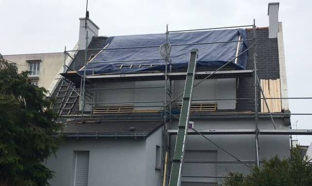  Travaux de rénovation de toiture en cours avec bâchage du toit - Nantes 44