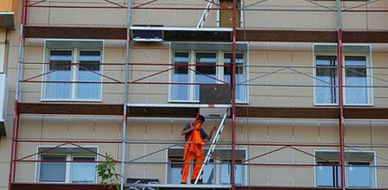 Les immeubles aussi sont concernés par les obligations en matière de ravalement de façades (immeuble dans le Calvados)