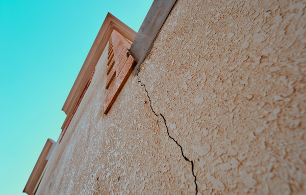 Fissure en façade : les signes à ne pas négliger