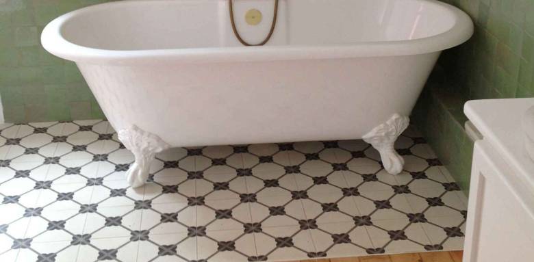 carrelage sol de salle de bain varreaux ciment
