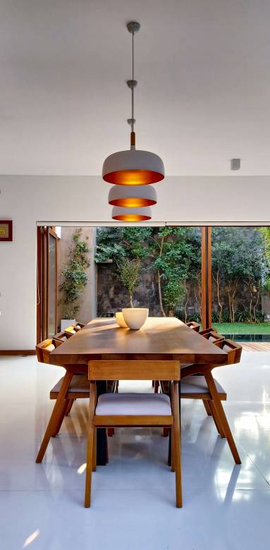 Coin salle à manger avec dalle de carrelage 