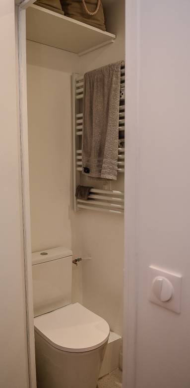 douche dans un studio de 15 à 16 m² à Paris 17