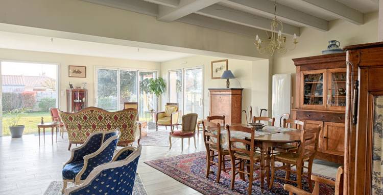 Rénovation maison ancienne avec poutres teintées blanc pour optimisation visuelle