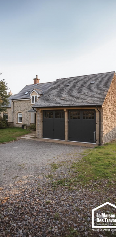 Double garage indépendant sur terrain résidentiel