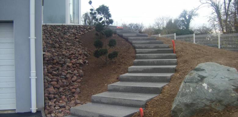escalier extérieur en béton désactivé marches larges et plates