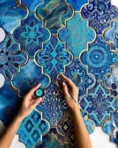 Zellige version pure marocaine avec ses formes et ses motifs