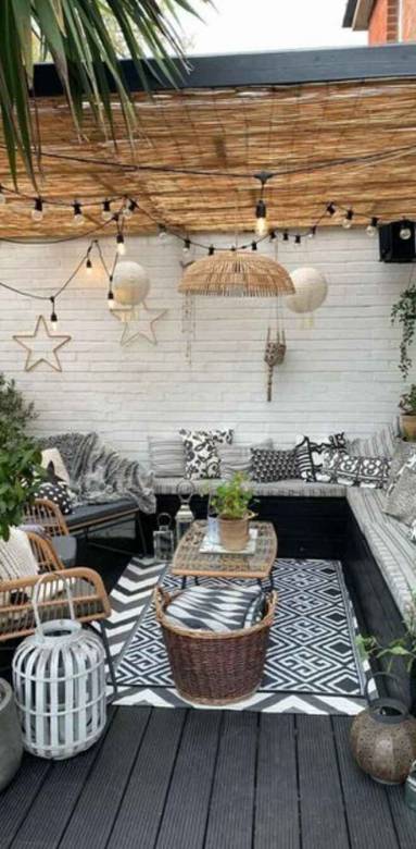 Terrasse aménagée avec mobilier fonctionnel