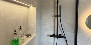 Niche murale installée dans une salle de bain rénovée par La Maison des travaux
