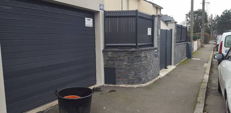 Construction de mur de clôture avec parement décoratif - Cholet 49