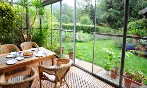 Une véranda indépendante pour profiter du jardin.