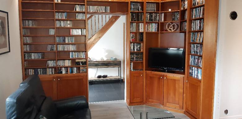 Bibliothèque avec faux plafond et éclairage indirect à Saint Louis