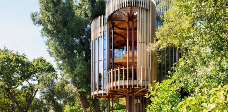 Cabane d'architecte en bois supendue format tour