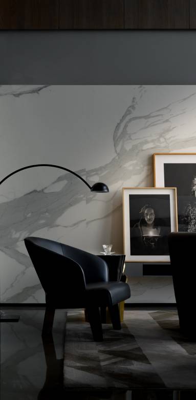 Un papier peint imitation marbre dans un séjour design 