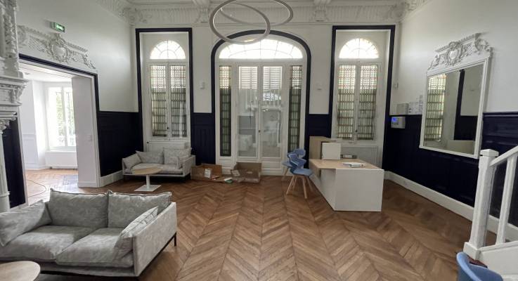 Grand salon aménagé en espace d'accueil (Essonne)