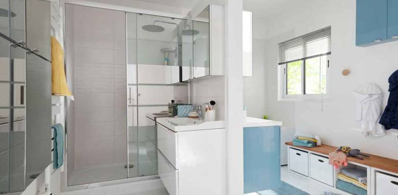 salle de bain familiale tons pastels mur séparation