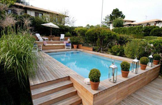 Végétation autour de la plage de piscine