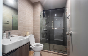 Salle de bain sans fenêtre : comment l’aménager à Val d’Europe ?