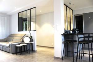 Sas d'entrée maison avec verrière sur muret placo