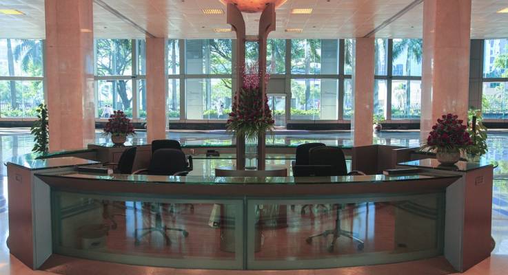 Borne d'accueil d'un hall d'entreprise