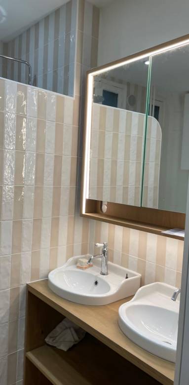  Un meuble vasque sur mesure et une cloison arrondie