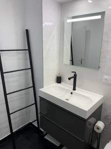 Rangement et optimisation d'espace dans une petite salle de bain parisienne à Paris 8e