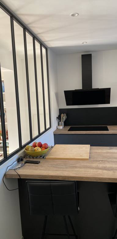 Une jolie verrière pour séparer la cuisine du salon 