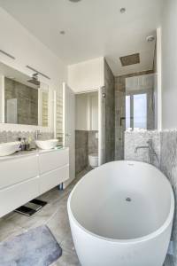 Idées pour séparer toilettes dans une salle de bain haussmannienne à Paris 8e