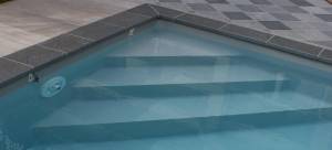 Escalier d'angle de piscine