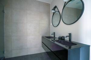 Revêtements de sol pour une salle de bain élégante à Paris 8e