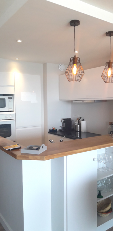 Cuisine ouverte avec bar pour un maximum de rangement