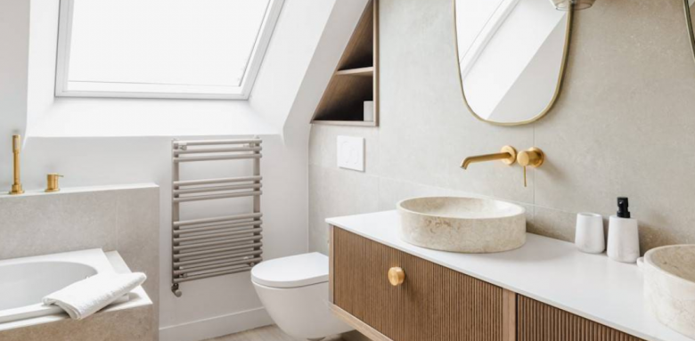 Salle de bain lumineuse et bien aménagée