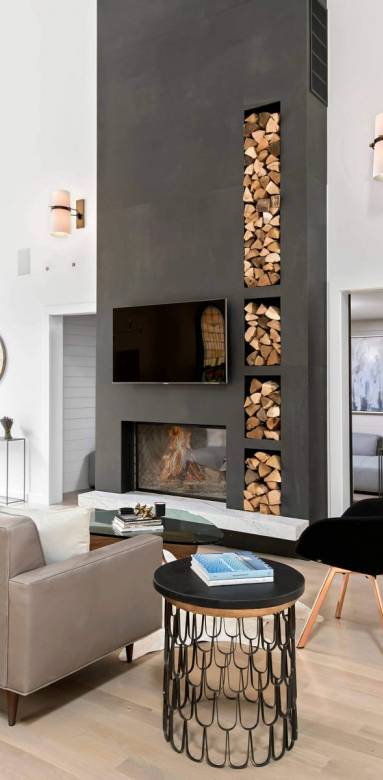  une cheminée moderne comme point central du salon cathédrale