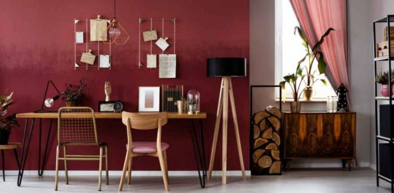 Décoration la couleur lie de vin dans le salon