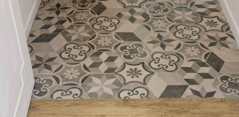 Mixer le parquet et les carreaux de ciment