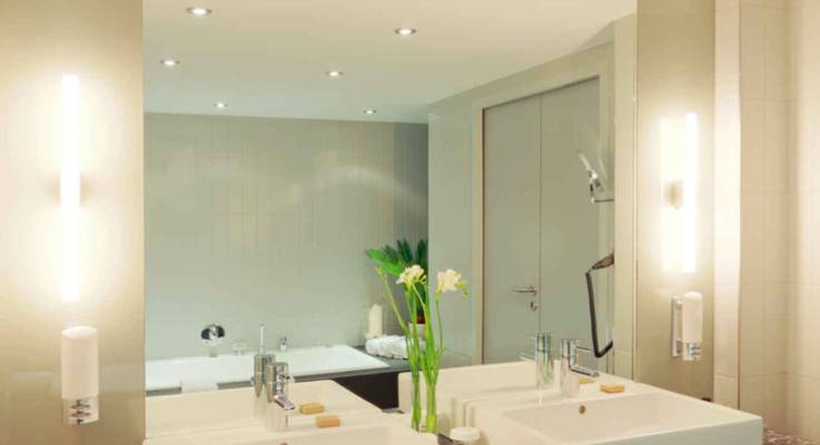 La salle de bain de votre hôtel doit être bien éclairer avec en plus une source de lumière au dessus du miroir.