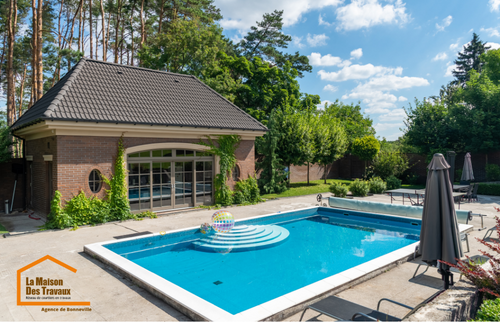 piscine avec rebord haut en beton
