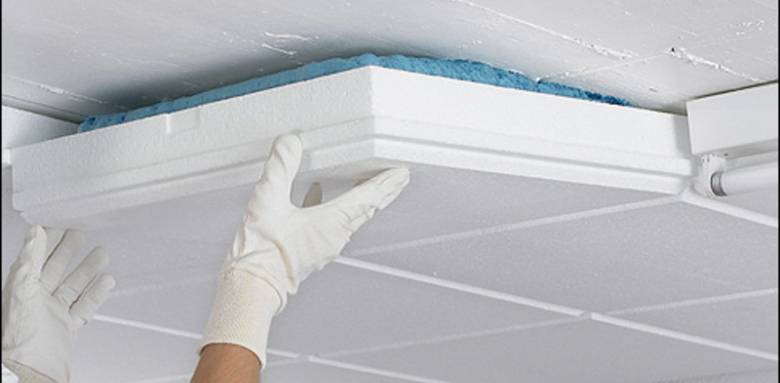Rénovation plafond pose de plaques polystyrène pour faux-plafond