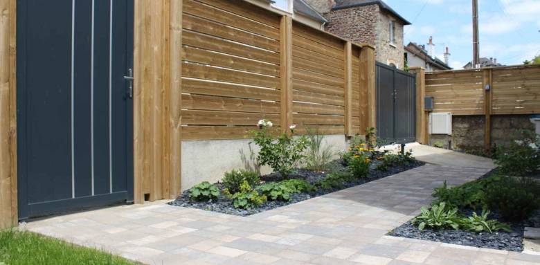 Les clôtures en bois intégration et harmonie dans le jardin à Arras (62) Pas de Calais