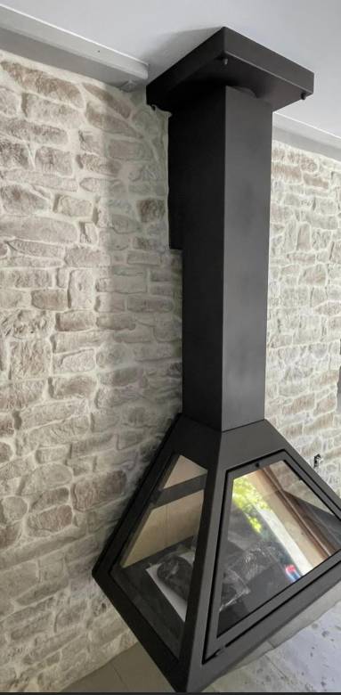 Installation d'un poêle à bois moderne dans une maison en rénovation - Valence 26