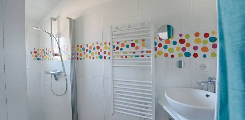 Revêtement mural de salle de bain en faïence avec frise colorée - Cholet 49